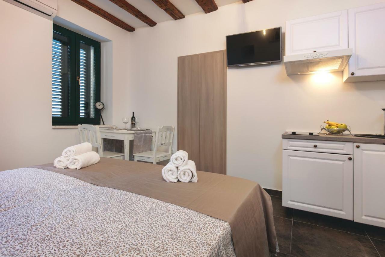 Studio Apartments Insula Split Exterior photo